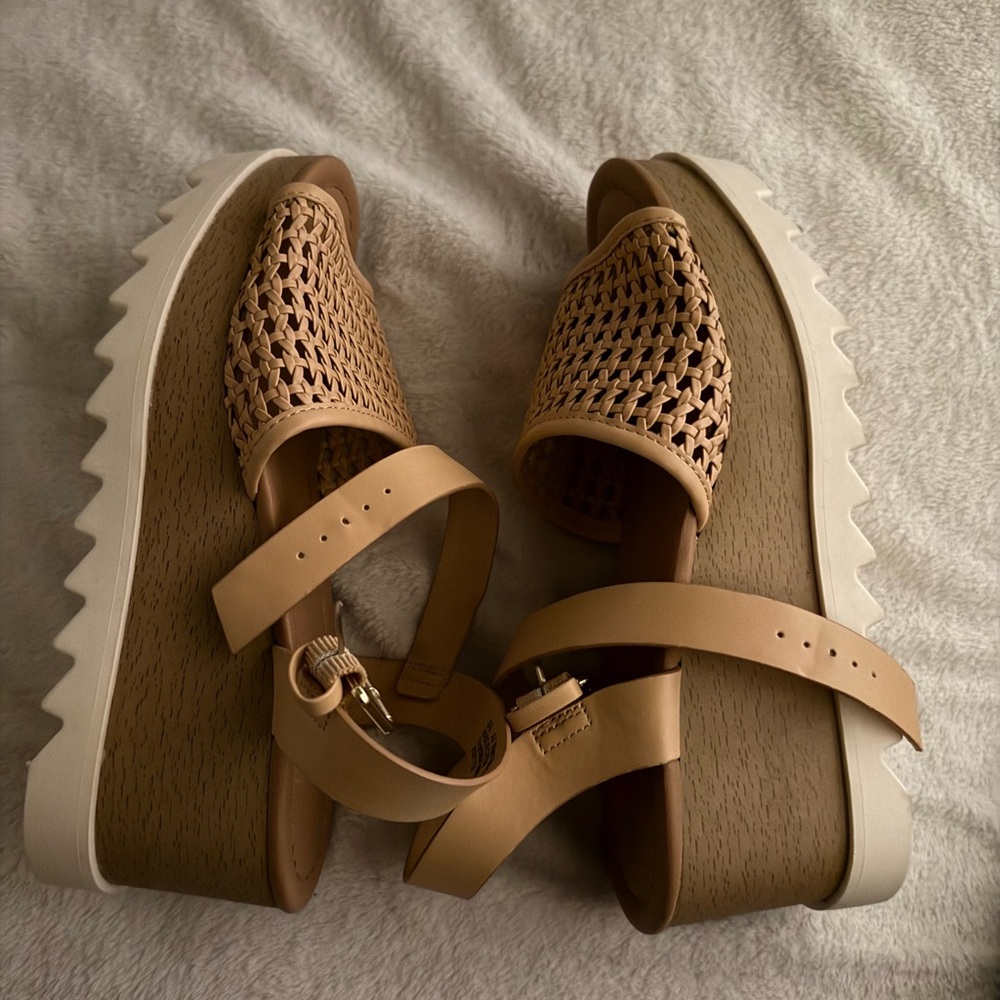 Universal Thread Tan Woven Sandals